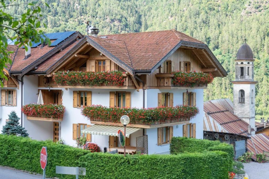 Appartamento Mansarda Patrizia E Franco Val Di Sole คอมเมซซาดูรา ภายนอก รูปภาพ
